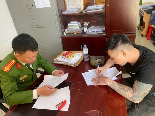 Cưỡng chế người đàn ông cản trở lực lượng làm nhiệm vụ trước cổng bệnh viện- Ảnh 1.