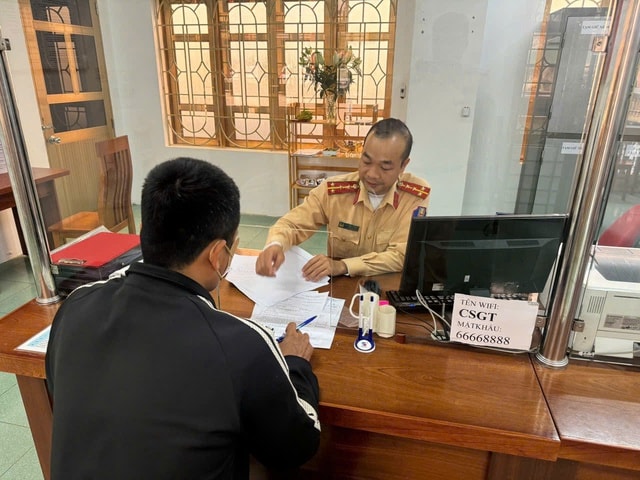 Đi ngược chiều, tài xế ô tô bị phạt 19 triệu đồng, trừ 4 điểm bằng lái- Ảnh 1. Đi ngược chiều, tài xế ô tô bị phạt 19 triệu đồng, trừ 4 điểm bằng lái- Ảnh 1.