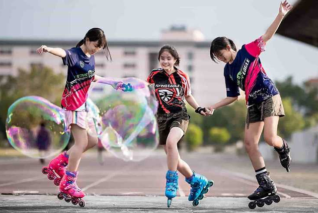 Video 'nửa kín nửa hở' trên Tiktok: Trào lưu nguy hiểm của giới trẻ- Ảnh 3.