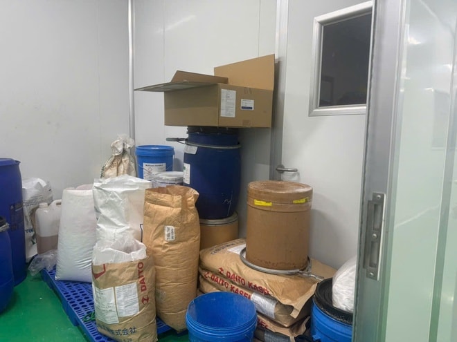 TPHCM: Triệt phá 'đại công xưởng' sản xuất mỹ phẩm giả gắn mác ngoại nhập- Ảnh 7.