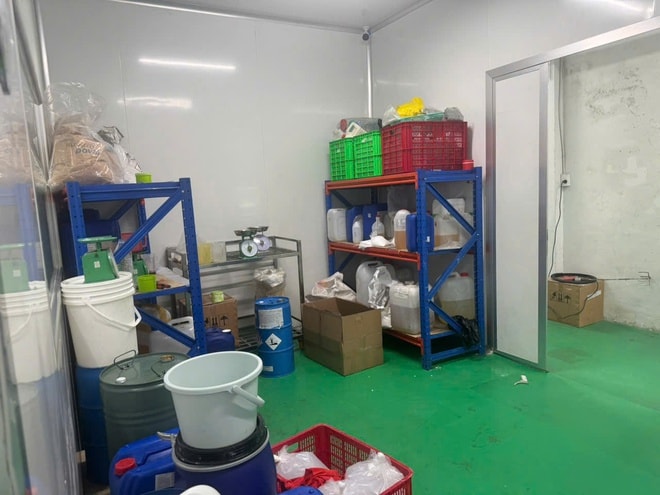 TPHCM: Triệt phá 'đại công xưởng' sản xuất mỹ phẩm giả gắn mác ngoại nhập- Ảnh 6.