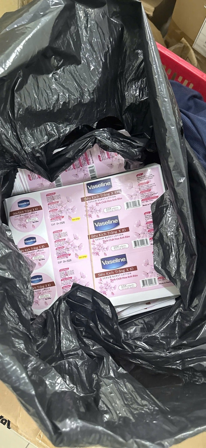 TPHCM: Triệt phá 'đại công xưởng' sản xuất mỹ phẩm giả gắn mác ngoại nhập- Ảnh 2.