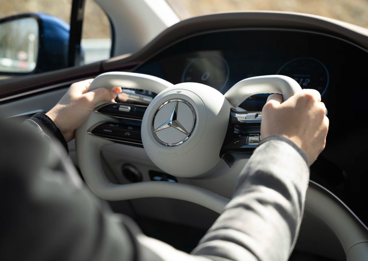 Vô lăng kiểu yoke của Mercedes. (Ảnh: Mercedes-Benz)