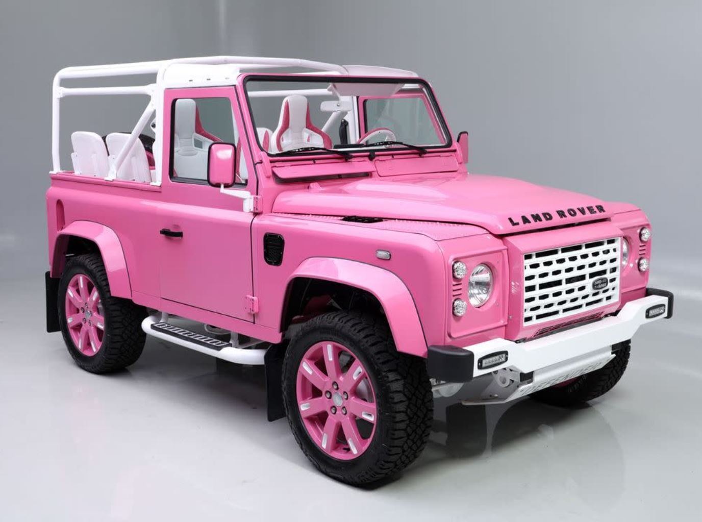 Defender 90 màu hồng 'độc lạ' lên sàn, giá bán gây tò mò - 1