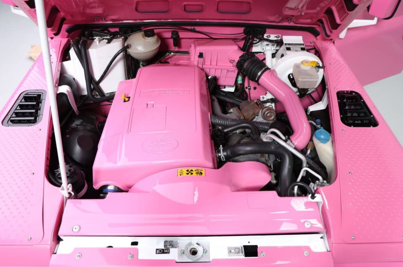 Defender 90 màu hồng 'độc lạ' lên sàn, giá bán gây tò mò - 2