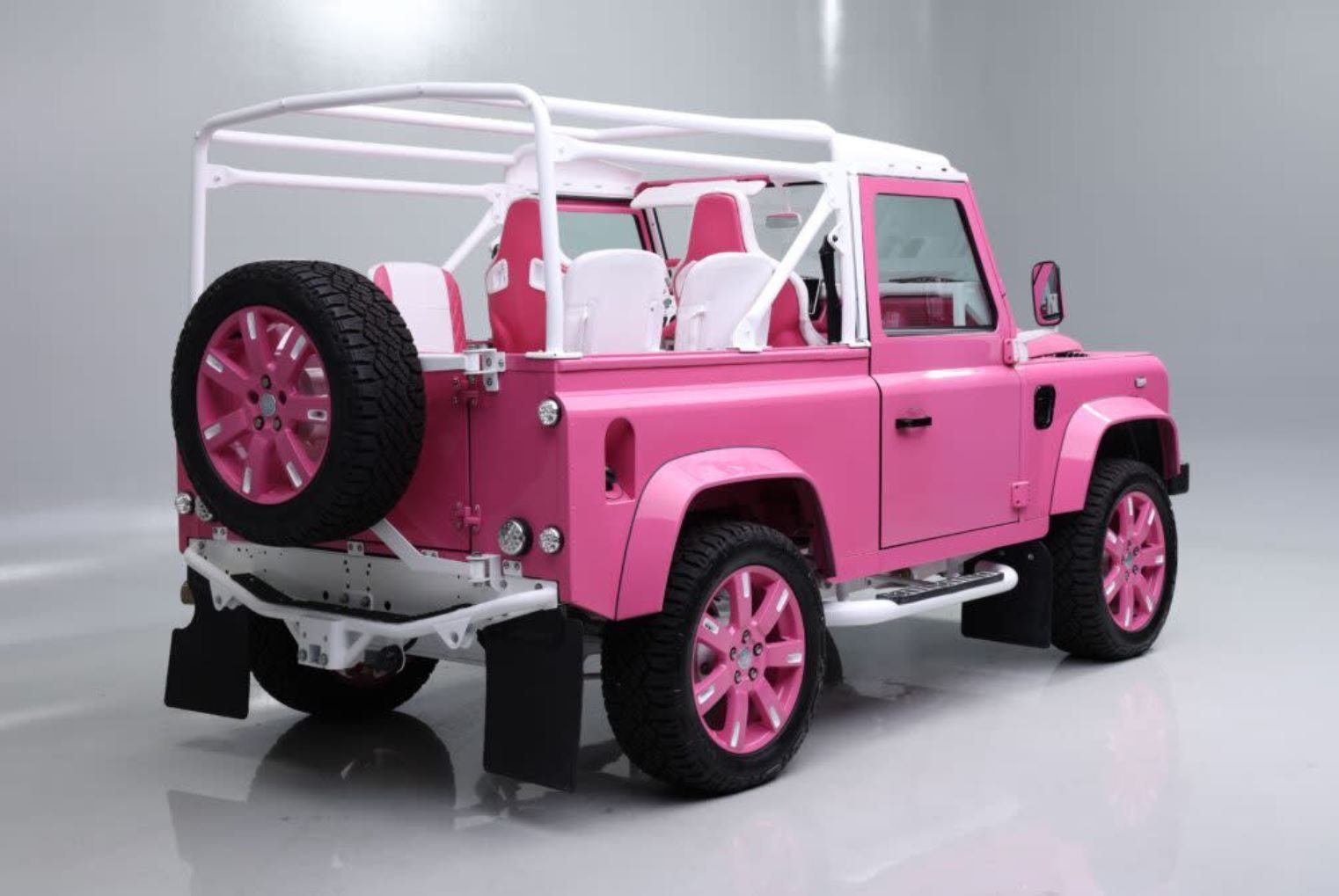 Defender 90 màu hồng 'độc lạ' lên sàn, giá bán gây tò mò - 3