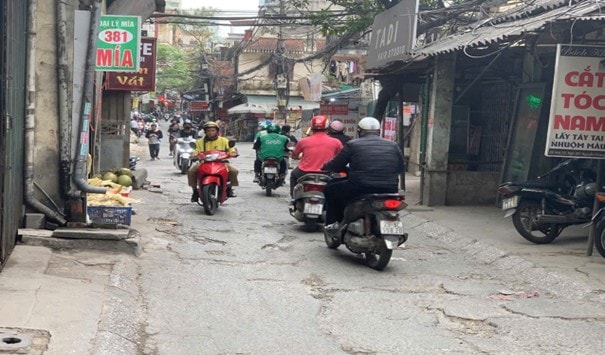 'Ổ voi, ổ gà' bẫy người đi đường trên nhiều tuyến phố Hà Nội- Ảnh 1.