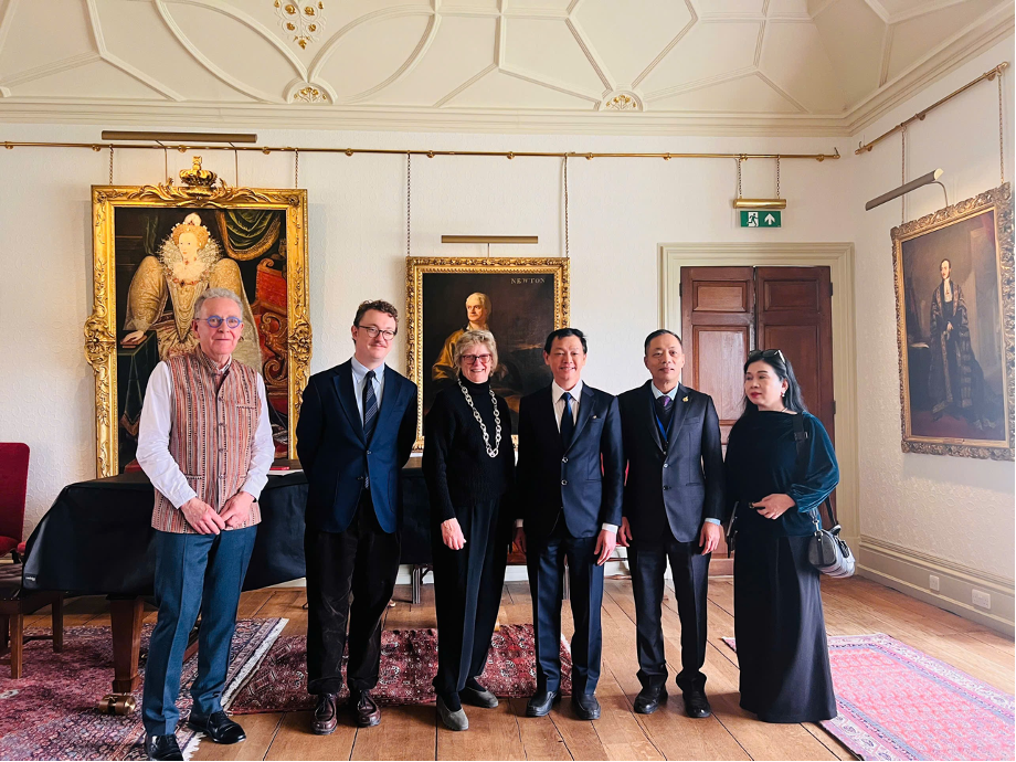 Thứ trưởng Nguyễn Tri Thức và đoàn công tác Bộ Y tế thăm, làm việc tại Vương quốc Anh- Ảnh 5.