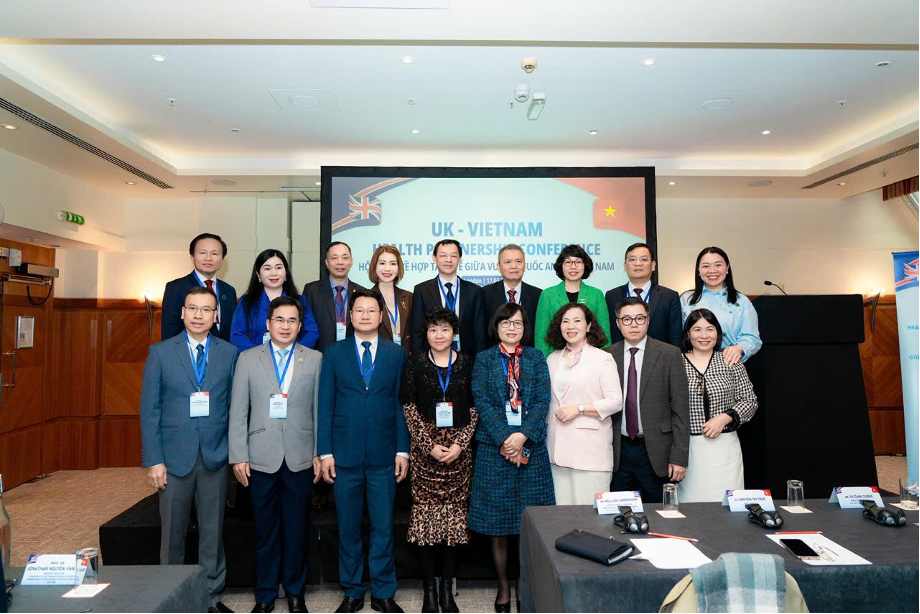 Thứ trưởng Nguyễn Tri Thức và đoàn công tác Bộ Y tế thăm, làm việc tại Vương quốc Anh- Ảnh 2.