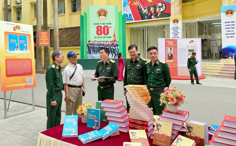 Ở bất kỳ cương vị nào, các thế hệ thầy thuốc, thầy giáo quân y luôn tận tụy phục vụ bộ đội và nhân dân- Ảnh 2. Ở bất kỳ cương vị nào, các thế hệ thầy thuốc, thầy giáo quân y luôn tận tụy phục vụ bộ đội và nhân dân- Ảnh 2.