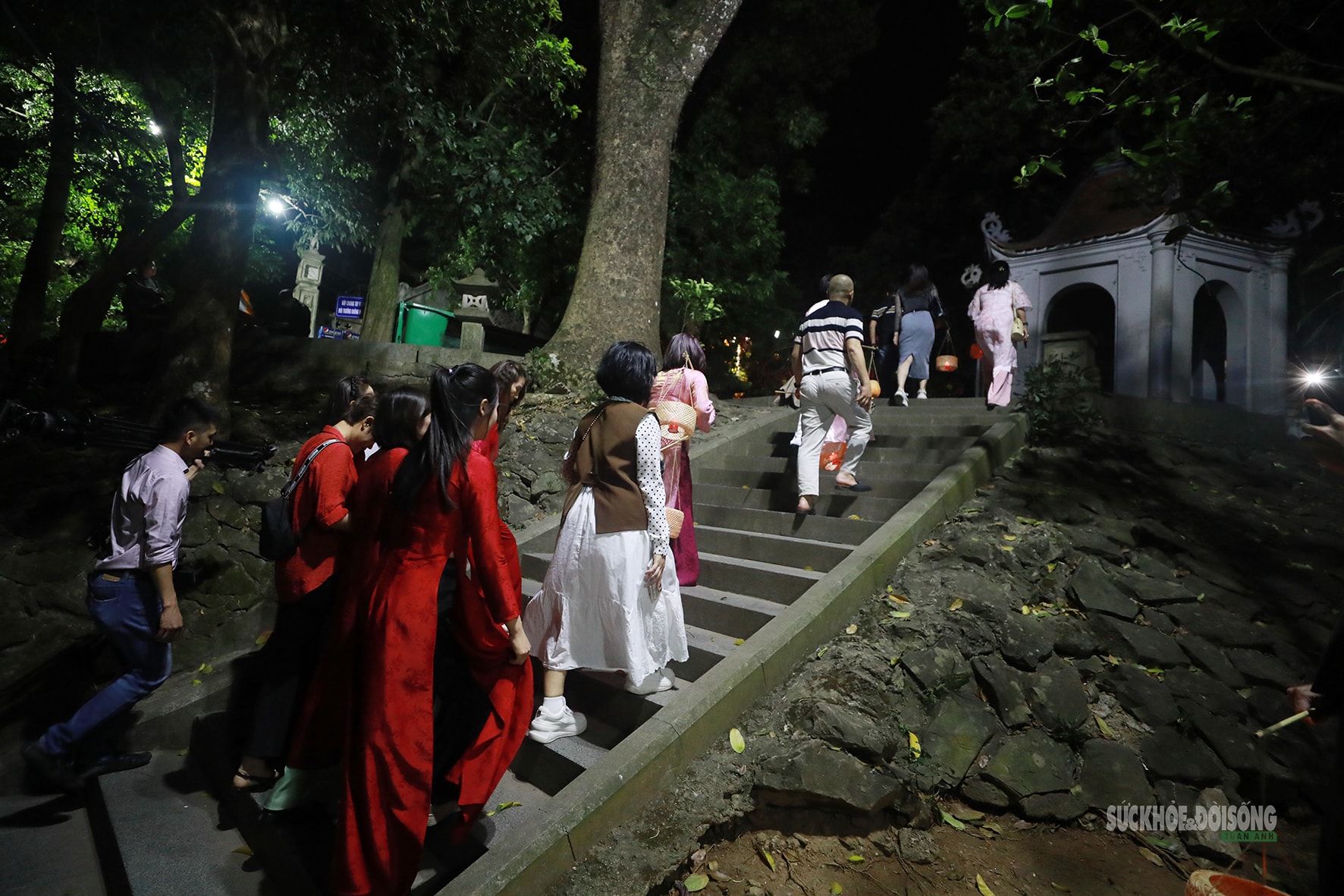 Du khách cầm đèn lồng tre, dạo bước Đền Hùng trong đêm- Ảnh 8. Du khách cầm đèn lồng tre, dạo bước Đền Hùng trong đêm- Ảnh 8.