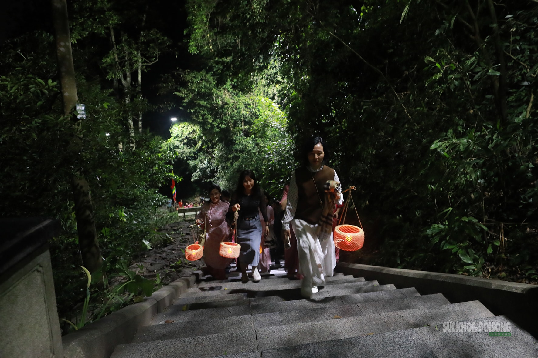 Du khách cầm đèn lồng tre, dạo bước Đền Hùng trong đêm- Ảnh 5. Du khách cầm đèn lồng tre, dạo bước Đền Hùng trong đêm- Ảnh 5.