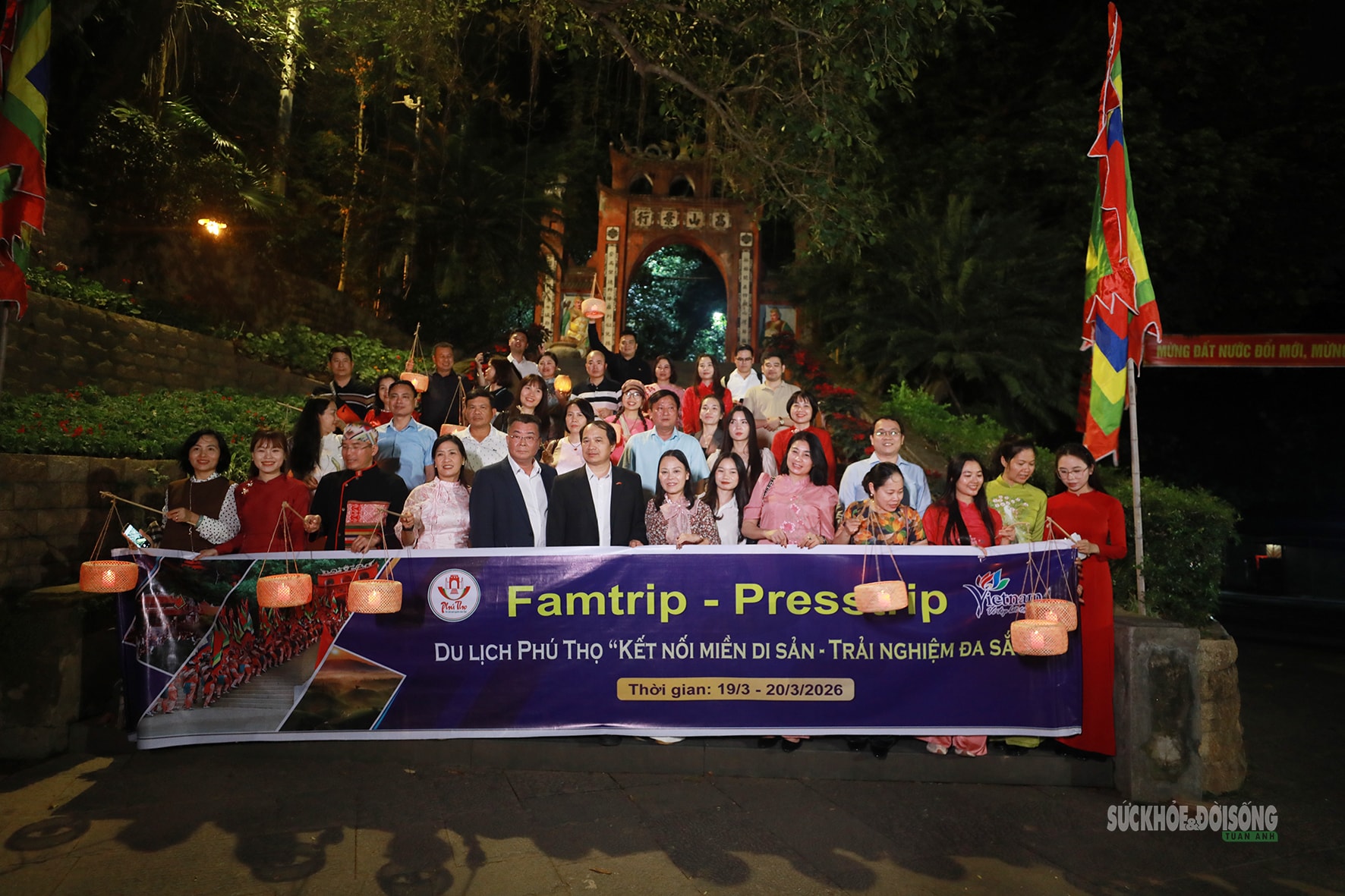 Du khách cầm đèn lồng tre, dạo bước Đền Hùng trong đêm- Ảnh 3. Du khách cầm đèn lồng tre, dạo bước Đền Hùng trong đêm- Ảnh 3.