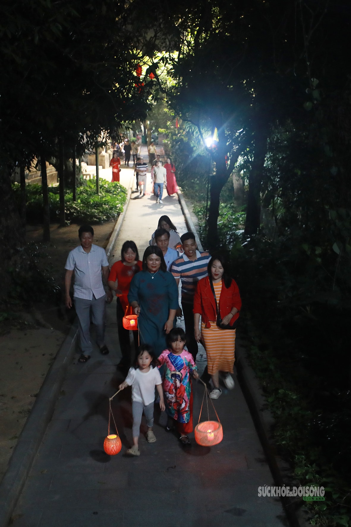 Du khách cầm đèn lồng tre, dạo bước Đền Hùng trong đêm- Ảnh 2. Du khách cầm đèn lồng tre, dạo bước Đền Hùng trong đêm- Ảnh 2.