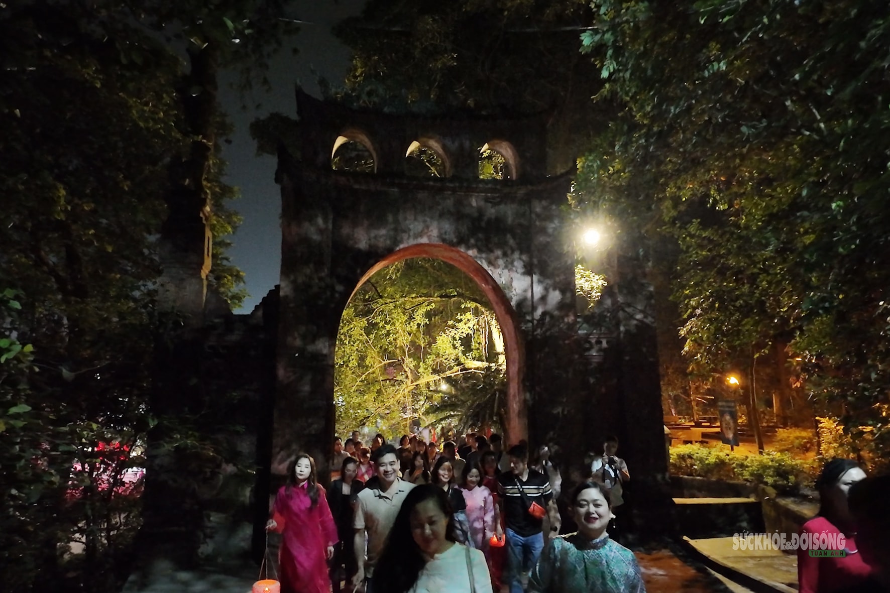 Du khách cầm đèn lồng tre, dạo bước Đền Hùng trong đêm- Ảnh 4. Du khách cầm đèn lồng tre, dạo bước Đền Hùng trong đêm- Ảnh 4.
