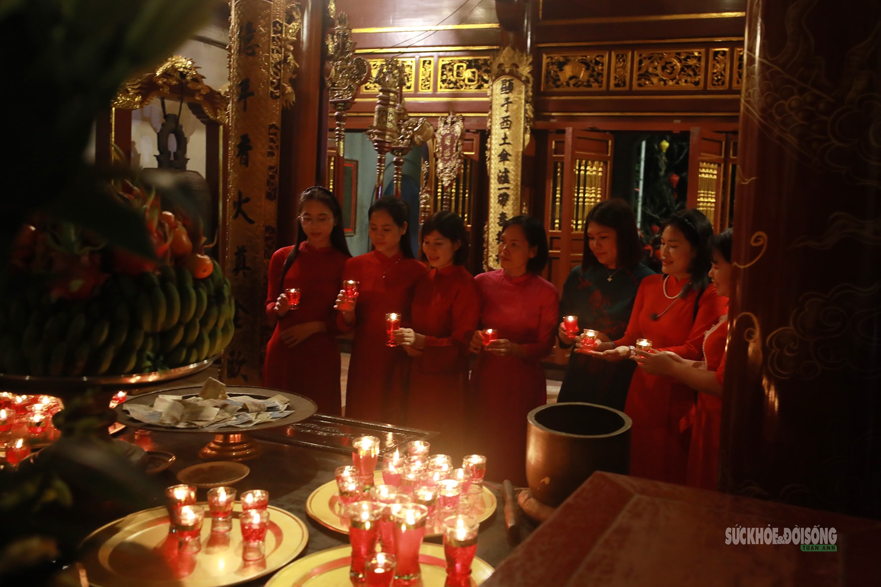 Du khách cầm đèn lồng tre, dạo bước Đền Hùng trong đêm- Ảnh 10. Du khách cầm đèn lồng tre, dạo bước Đền Hùng trong đêm- Ảnh 10.