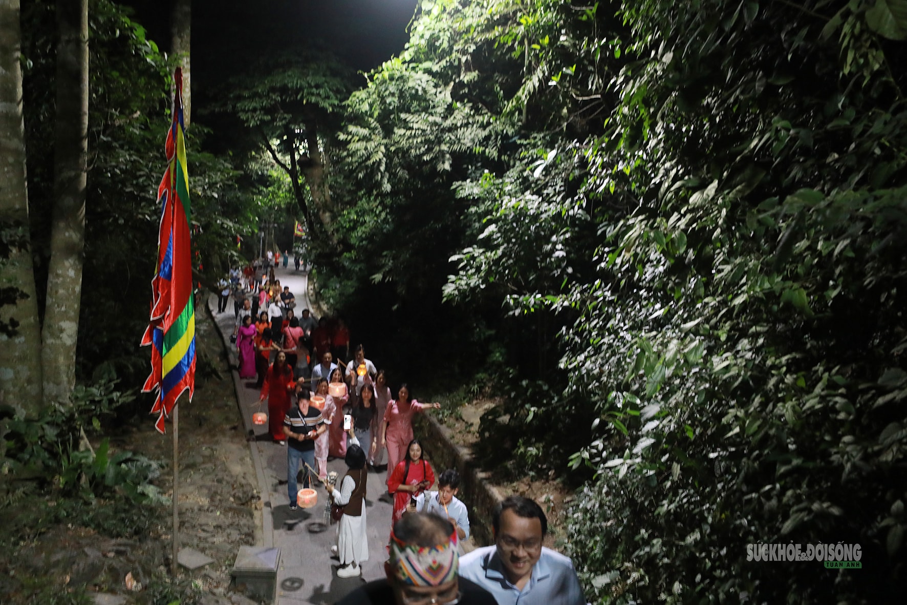 Du khách cầm đèn lồng tre, dạo bước Đền Hùng trong đêm- Ảnh 6. Du khách cầm đèn lồng tre, dạo bước Đền Hùng trong đêm- Ảnh 6.