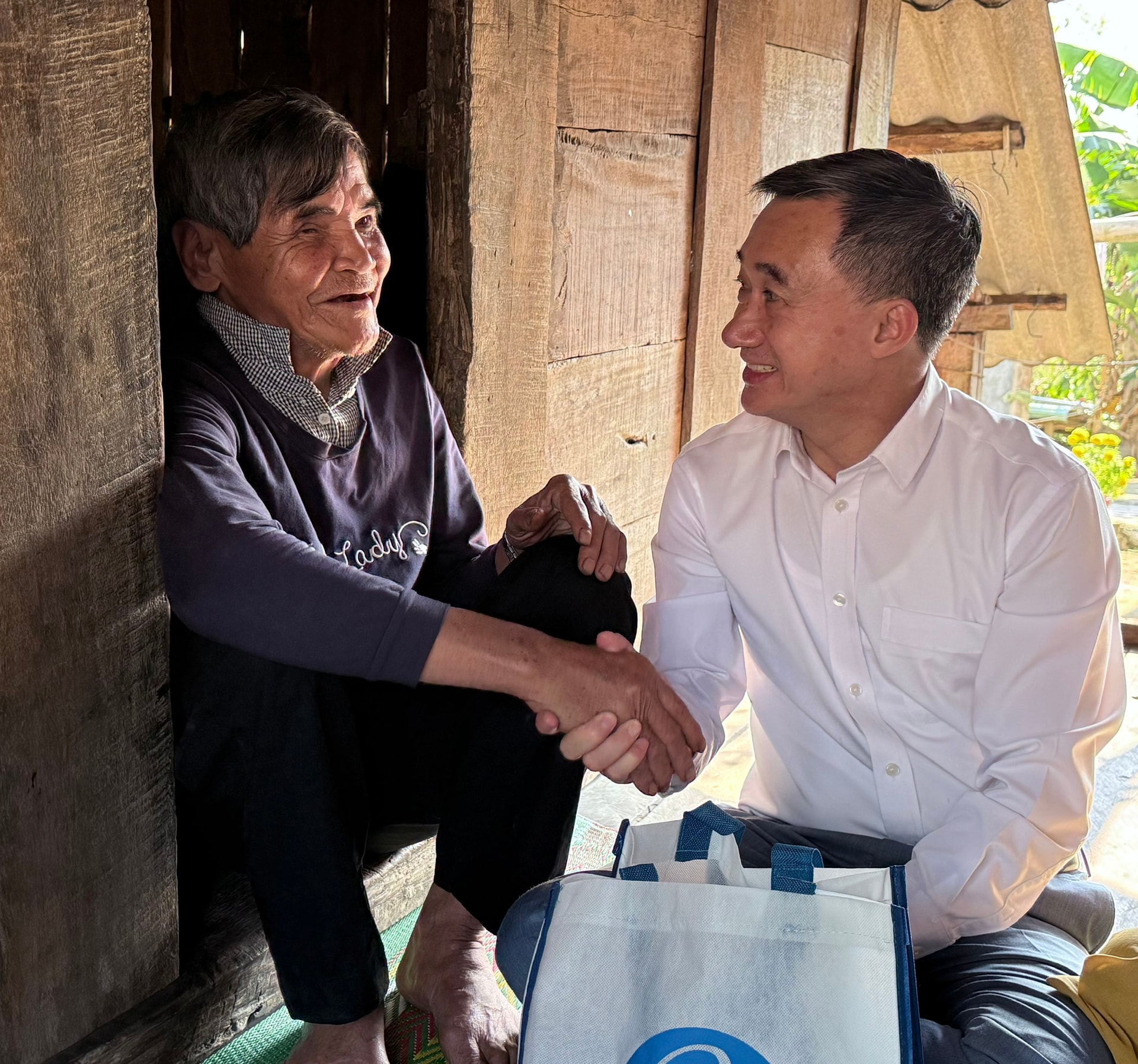 Lan tỏa tinh thần phụng sự vì sức khỏe nhân dân từ vùng đất mang tên liệt sĩ, bác sĩ Đặng Thùy Trâm- Ảnh 16.