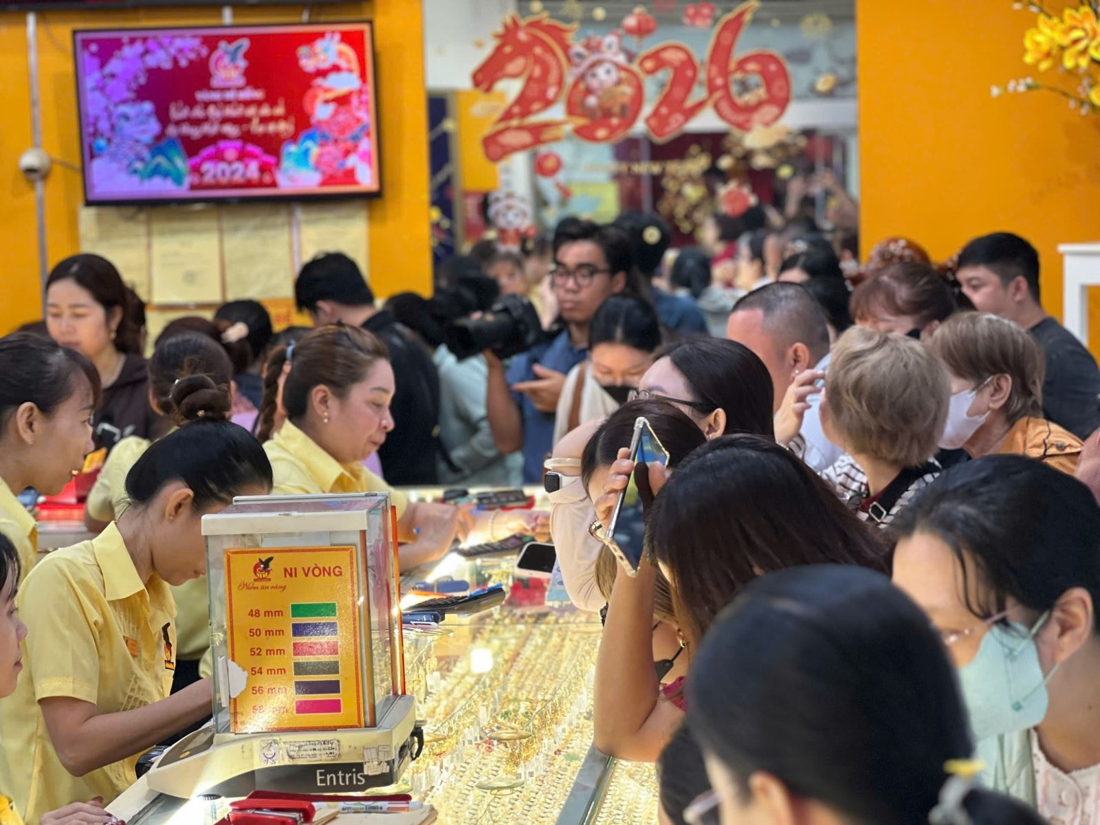 Giá vàng bốc hơi 5 triệu đồng/lượng chỉ sau 2 giờ mở cửa- Ảnh 1.