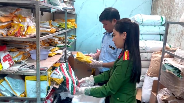 Gần 1 tấn nguyên liệu thực phẩm ‘trôi nổi’ chuẩn bị biến thành nem chua, xúc xích- Ảnh 1. Gần 1 tấn nguyên liệu thực phẩm ‘trôi nổi’ chuẩn bị biến thành nem chua, xúc xích- Ảnh 1.