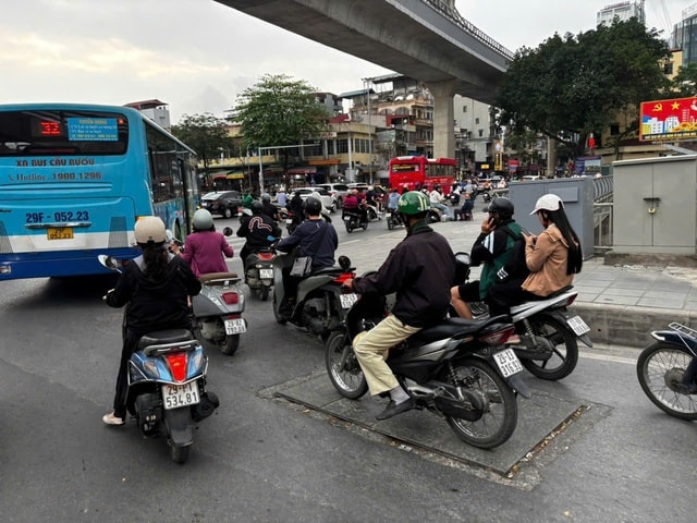 'Ổ voi, ổ gà' bẫy người đi đường trên nhiều tuyến phố Hà Nội- Ảnh 3.