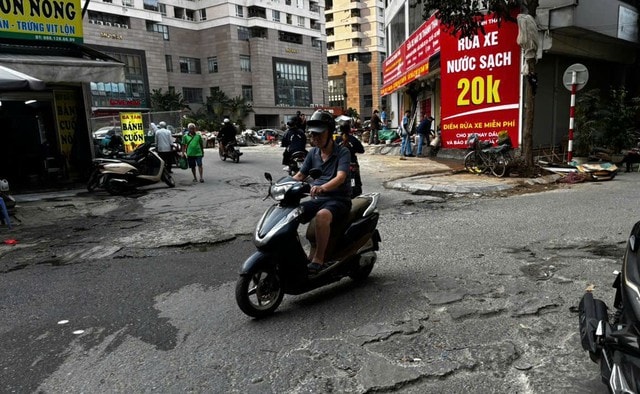 'Ổ voi, ổ gà' bẫy người đi đường trên nhiều tuyến phố Hà Nội- Ảnh 2.