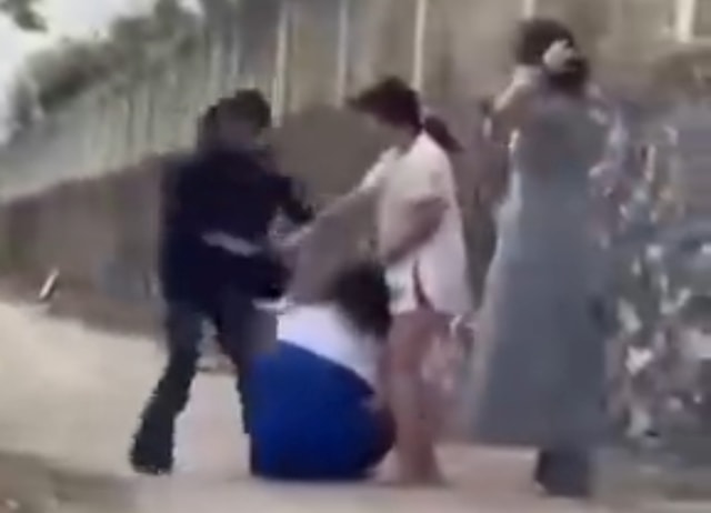 Đánh nữ sinh bất động rồi thản nhiên vạch mắt kiểm tra- Ảnh 1. Đánh nữ sinh bất động rồi thản nhiên vạch mắt kiểm tra- Ảnh 1.