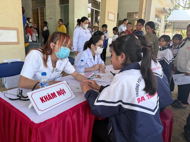 Lan tỏa tinh thần phụng sự vì sức khỏe nhân dân từ vùng đất mang tên liệt sĩ, bác sĩ Đặng Thùy Trâm- Ảnh 7.