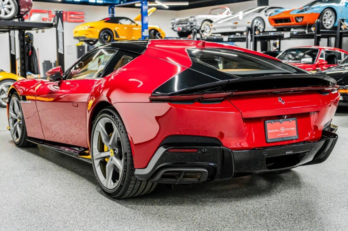 Ferrari triệu hồi mẫu V12 mới vì kính quá tối - 1