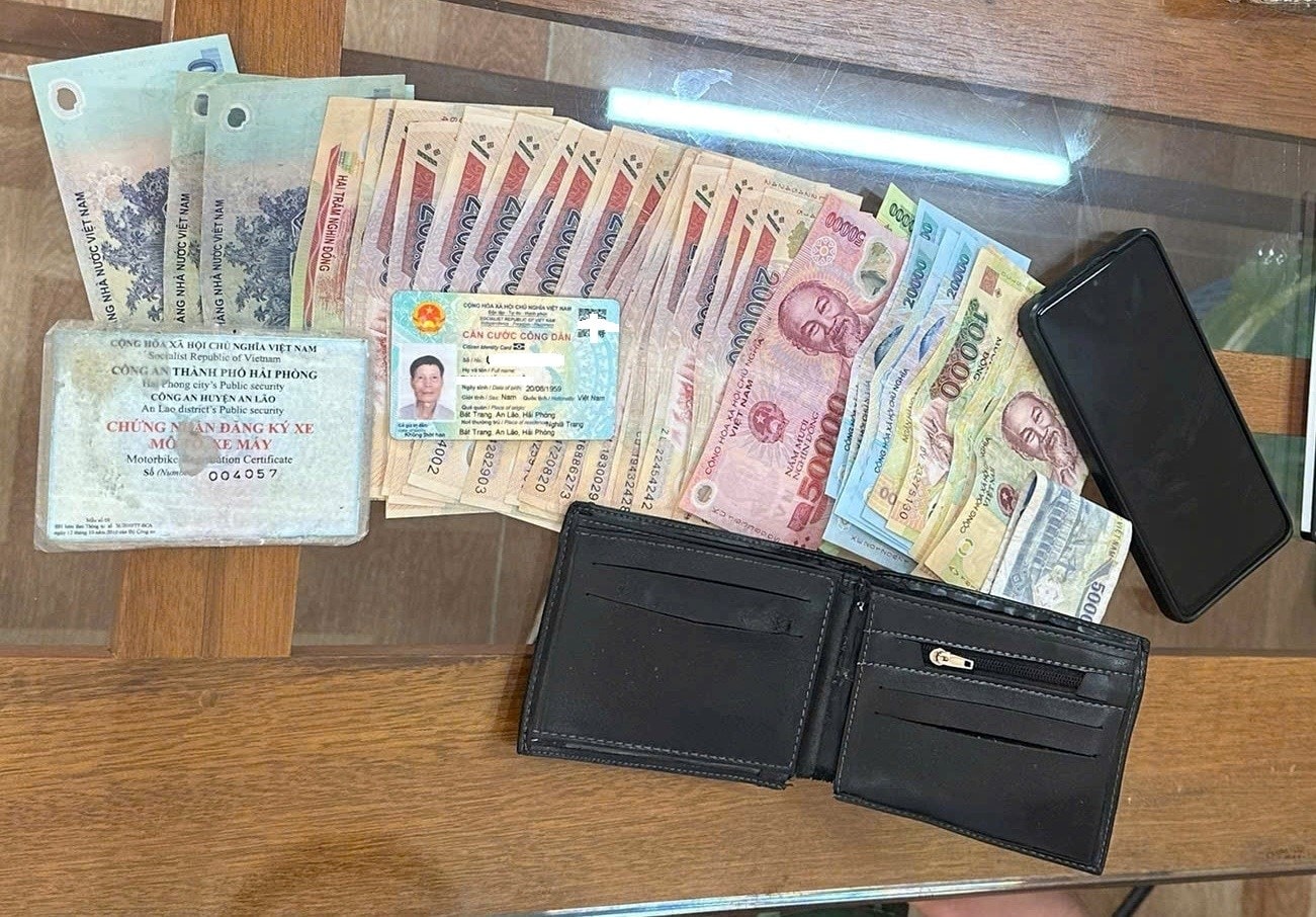 Hành động đẹp của nam sinh lớp 10 ở Hải Phòng sau khi nhặt được số tiền lớn- Ảnh 1. Hành động đẹp của nam sinh lớp 10 ở Hải Phòng sau khi nhặt được số tiền lớn- Ảnh 1.