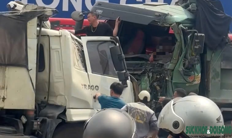 Ba ô tô tông liên hoàn trên quốc lộ 1, tài xế tử vong trong cabin- Ảnh 1. Ba ô tô tông liên hoàn trên quốc lộ 1, tài xế tử vong trong cabin- Ảnh 1.