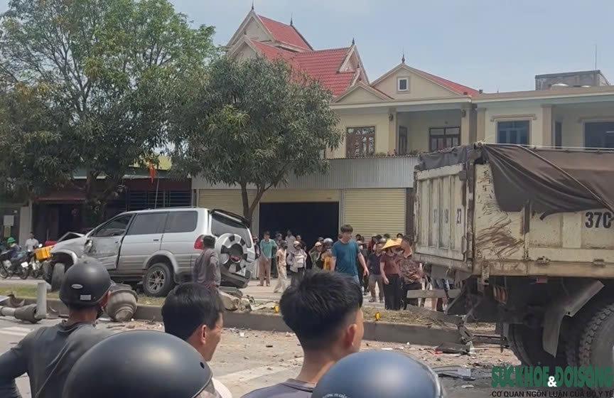 Ba ô tô tông liên hoàn trên quốc lộ 1, tài xế tử vong trong cabin- Ảnh 2. Ba ô tô tông liên hoàn trên quốc lộ 1, tài xế tử vong trong cabin- Ảnh 2.