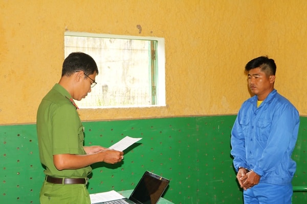 Mẹ bị doạ đâm, con trai quật ngã đánh bố bố đẻ tử vong- Ảnh 1.