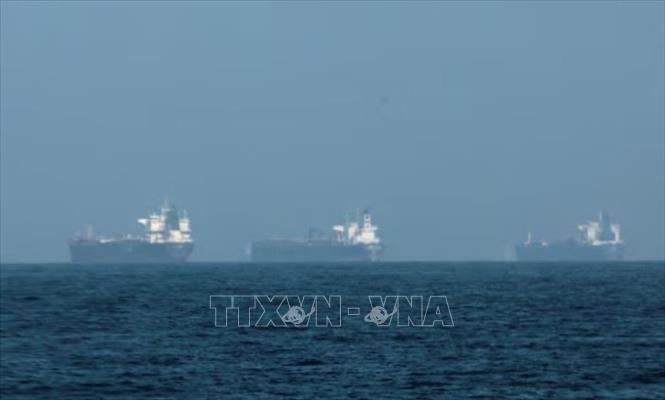 Iran: Các tàu 'không đối địch' được lưu thông qua eo biển Hormuz- Ảnh 2.