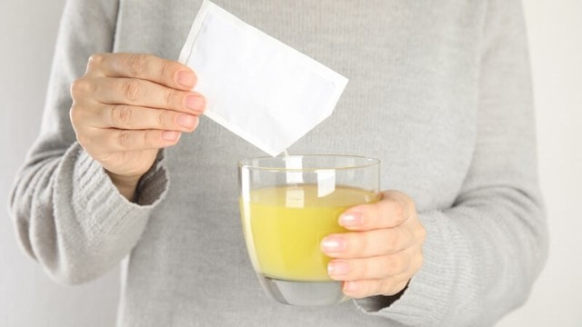 Phân biệt nước bù điện giải và sản phẩm bù nước đóng chai: Hiểu đúng để tránh rủi ro sức khỏe- Ảnh 2.