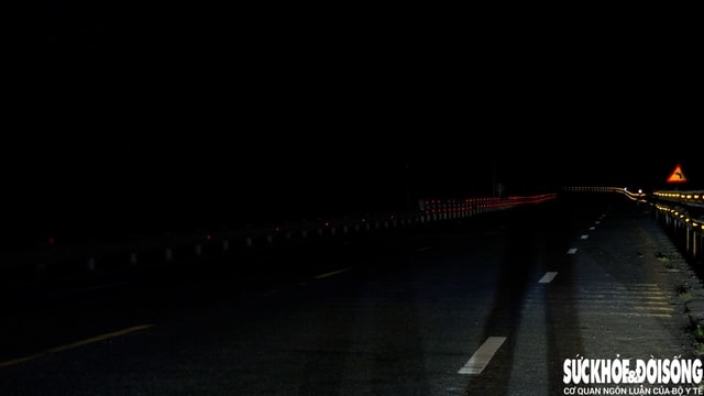 Đường đèo Cổ Mã thiếu đèn chiếu sáng, nhiều người dân lo mất an toàn- Ảnh 1.