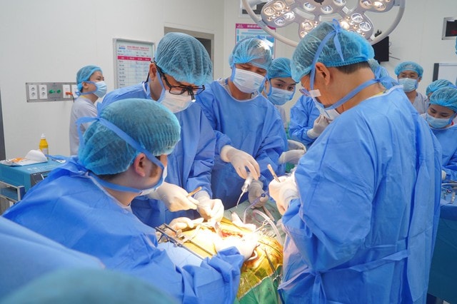 Xúc động khoảnh khắc người mẹ rơi nước mắt quyết định hiến tạng con trai chết não- Ảnh 4.