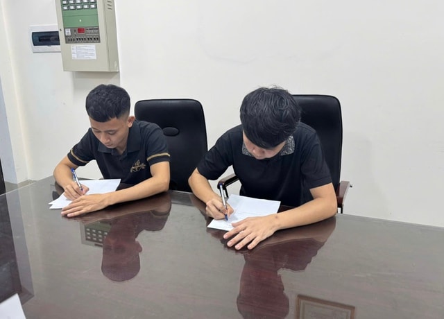 Phát hiện 2 thanh niên đánh bạc trên điện thoại- Ảnh 1. Phát hiện 2 thanh niên đánh bạc trên điện thoại- Ảnh 1.