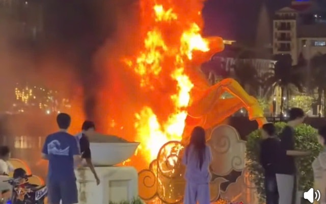 Linh vật ngựa bên bờ sông Hương bất ngờ bốc cháy trong đêm- Ảnh 1.