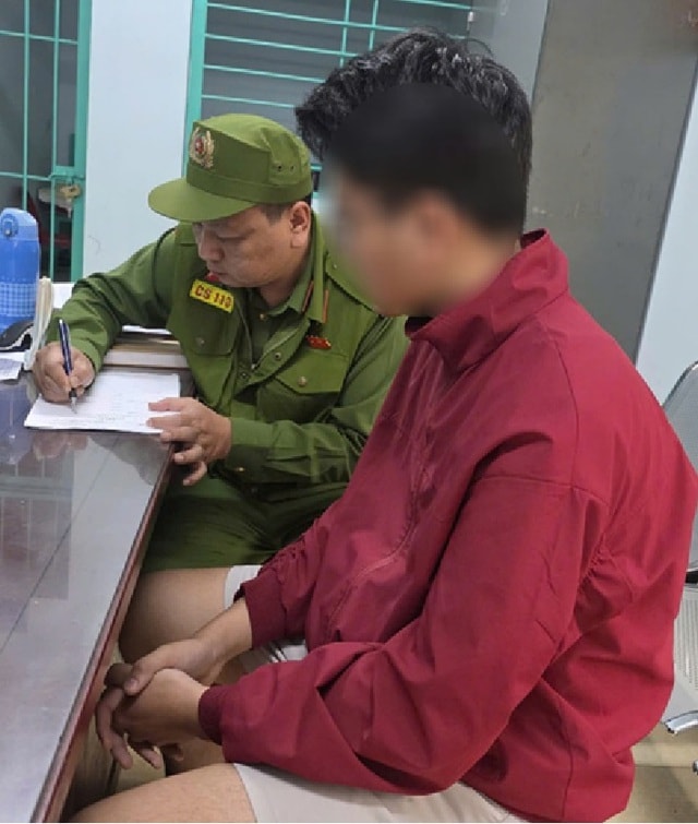 Phát hiện nam thanh niên sinh năm 2006 quay lén trong nhà vệ sinh nữ ở Hà Nội- Ảnh 1.