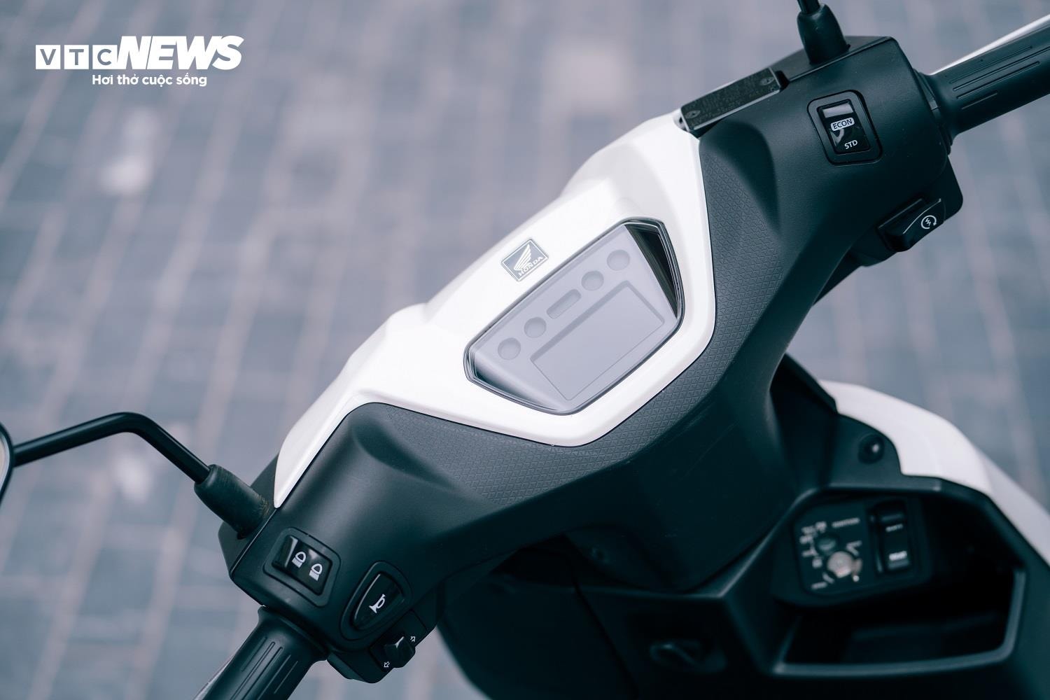 Màn hình hiển thị LCD đơn sắc cung cấp các thông tin cơ bản. (Ảnh: Hùng Cường)