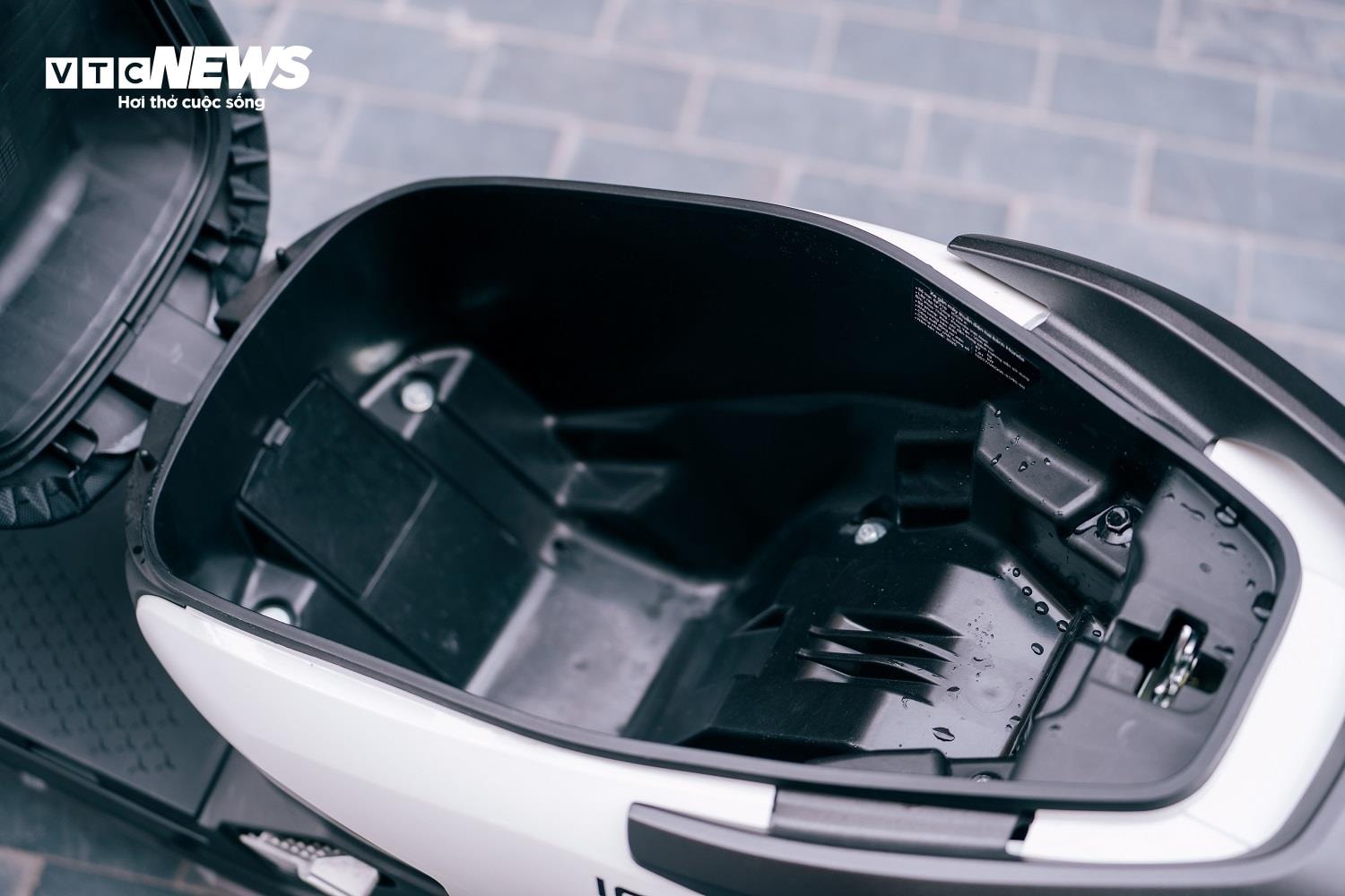 Cốp chứa đồ dưới yên cùng với hai hộc đựng đồ nhỏ phía trước tiện lợi. (Ảnh: Hùng Cường)