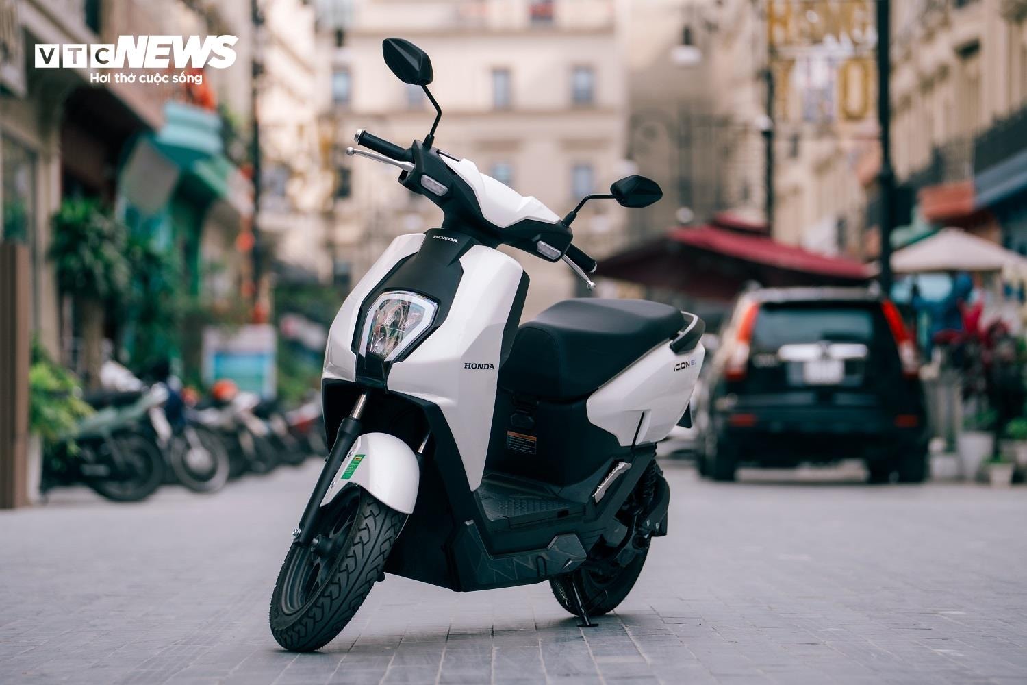 Honda ICON e: mang phong cách hiện đại với các đường nét mềm mại. (Ảnh: Hùng Cường)