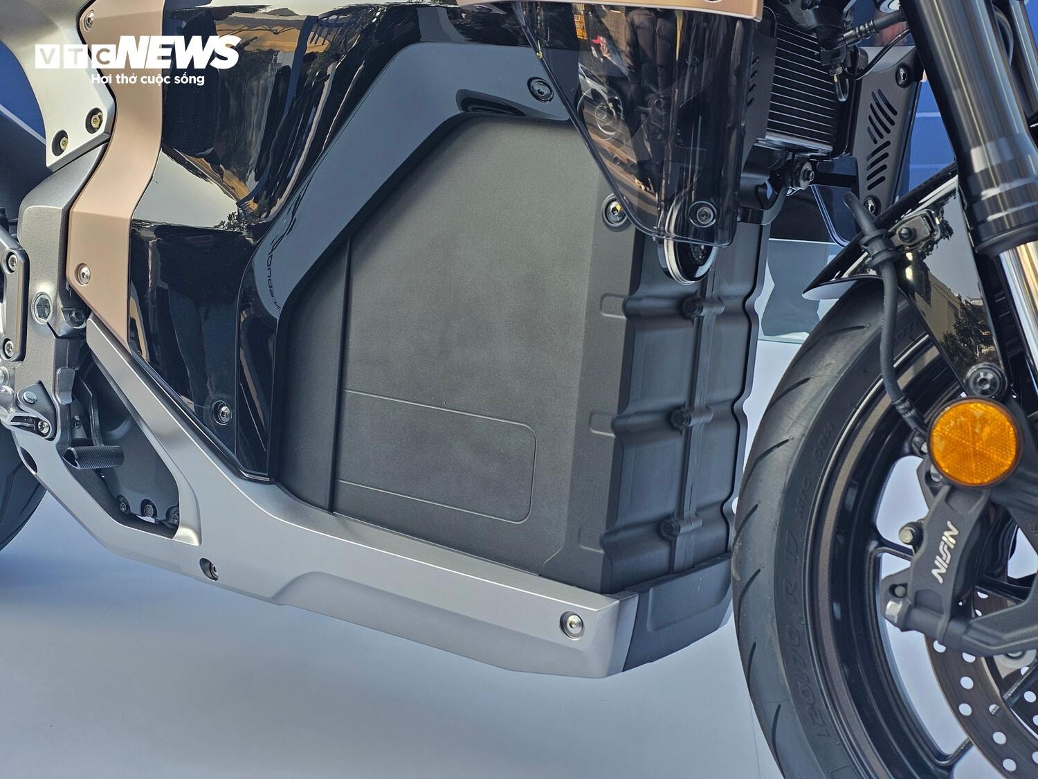 WN7 trang bị cổng sạc nhanh CCS2 giống nhiều mẫu ô tô điện. (Ảnh: Minh Tuấn)