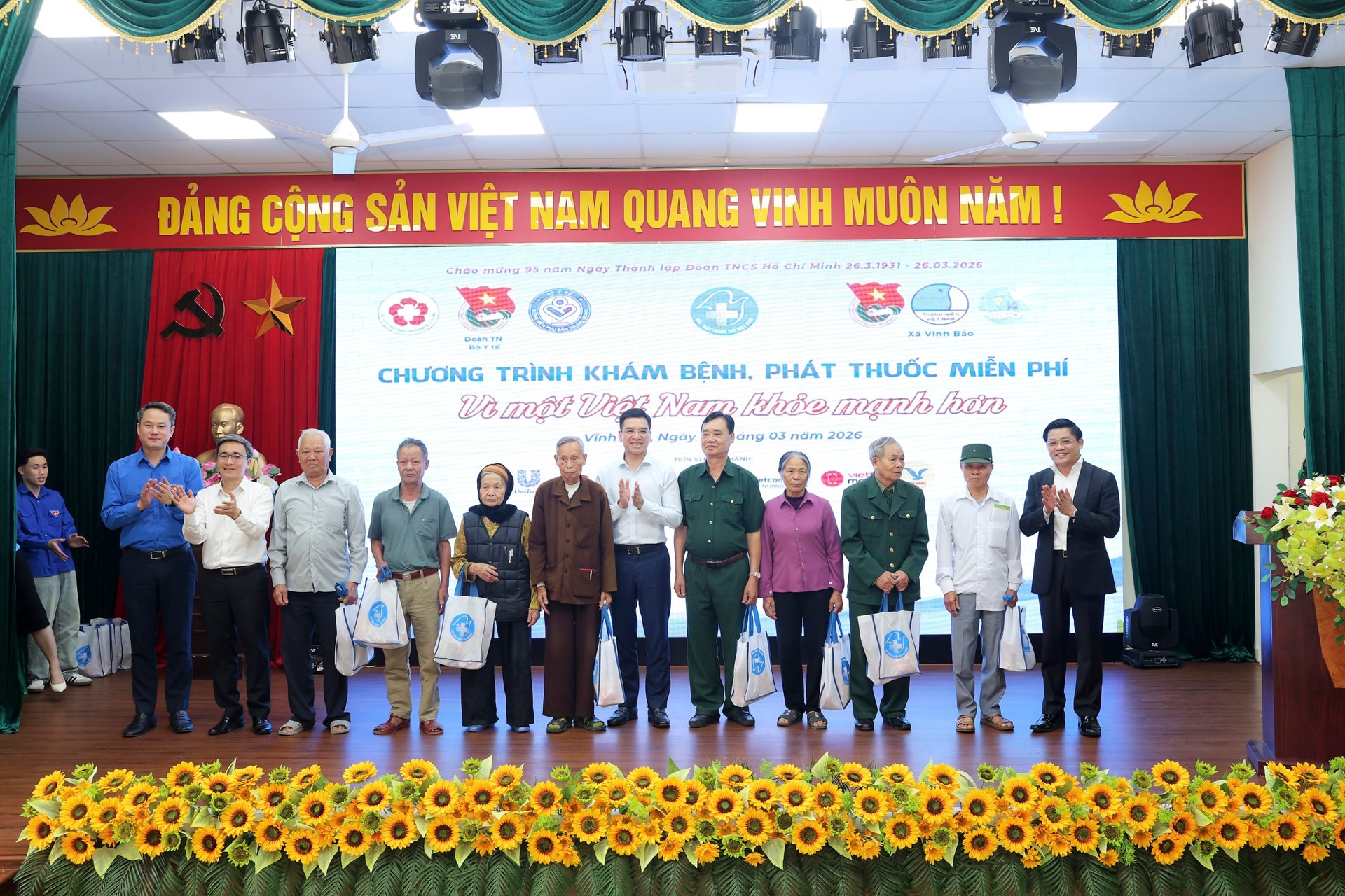 Khám bệnh, tặng quà miễn phí 'Vì một Việt Nam khoẻ mạnh hơn' cho 500 người dân Vĩnh Bảo - Hải Phòng- Ảnh 5. Khám bệnh, tặng quà miễn phí 'Vì một Việt Nam khoẻ mạnh hơn' cho 500 người dân Vĩnh Bảo - Hải Phòng- Ảnh 5.