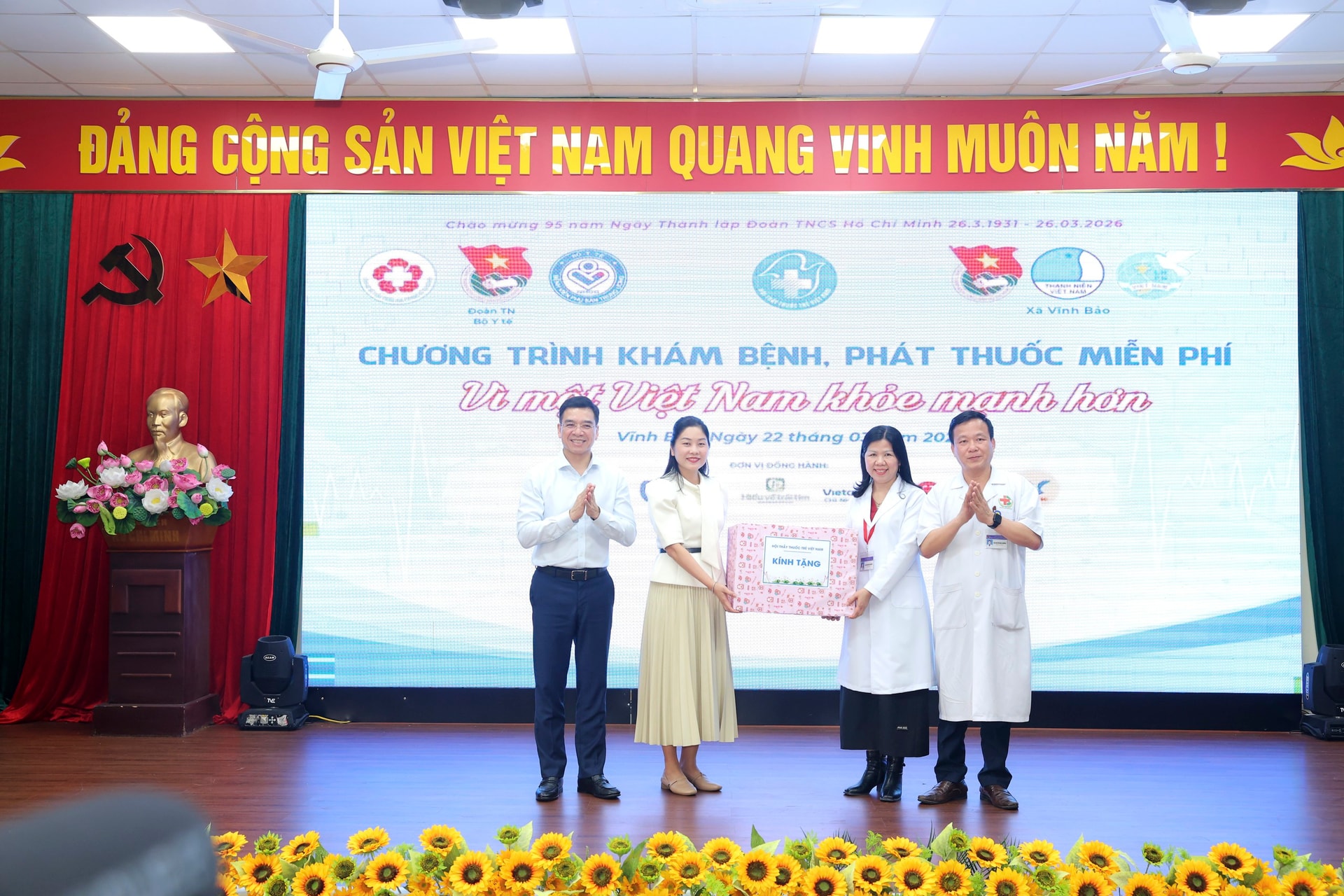 Khám bệnh, tặng quà miễn phí 'Vì một Việt Nam khoẻ mạnh hơn' cho 500 người dân Vĩnh Bảo - Hải Phòng- Ảnh 7. Khám bệnh, tặng quà miễn phí 'Vì một Việt Nam khoẻ mạnh hơn' cho 500 người dân Vĩnh Bảo - Hải Phòng- Ảnh 7.
