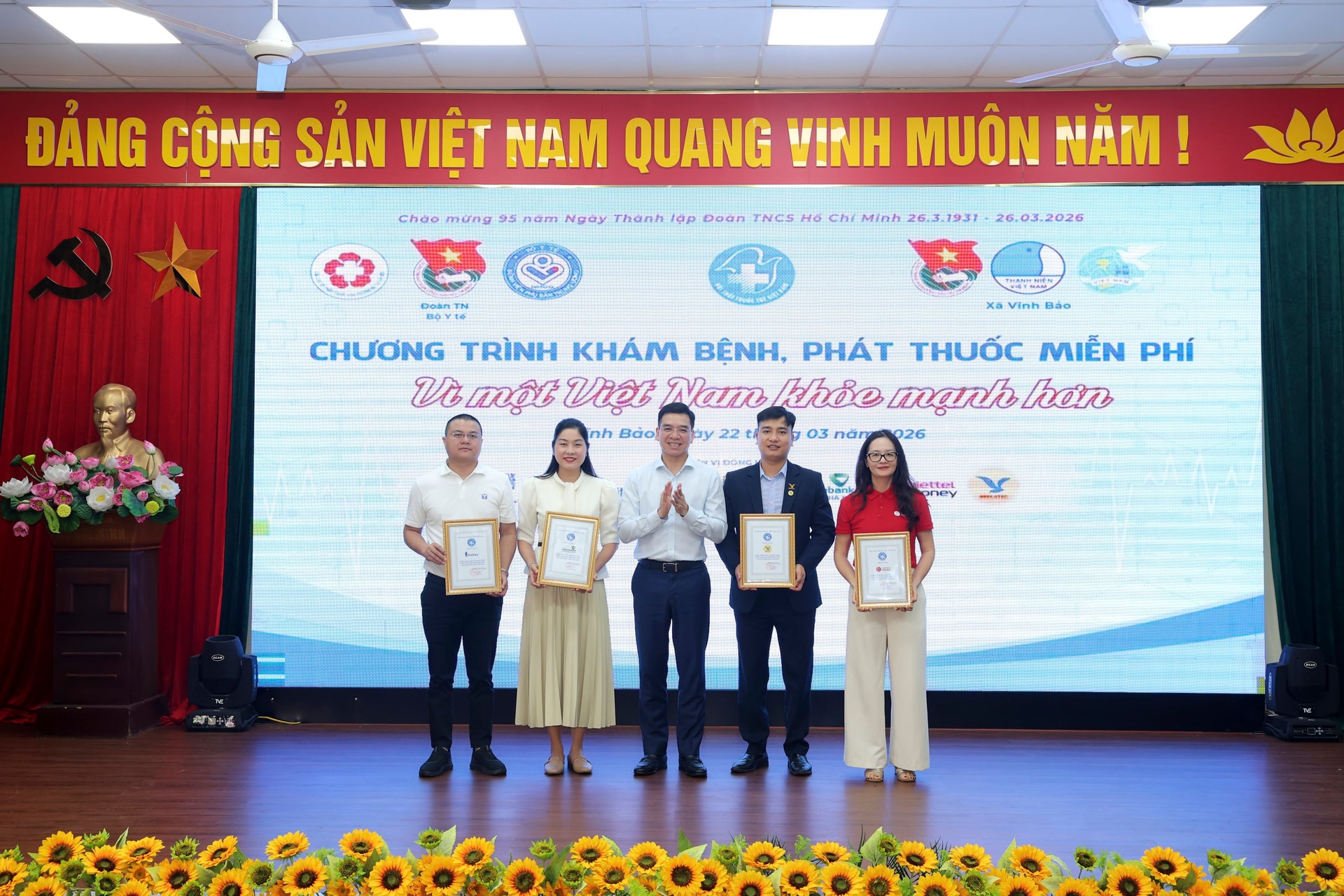 Khám bệnh, tặng quà miễn phí 'Vì một Việt Nam khoẻ mạnh hơn' cho 500 người dân Vĩnh Bảo - Hải Phòng- Ảnh 11. Khám bệnh, tặng quà miễn phí 'Vì một Việt Nam khoẻ mạnh hơn' cho 500 người dân Vĩnh Bảo - Hải Phòng- Ảnh 11.