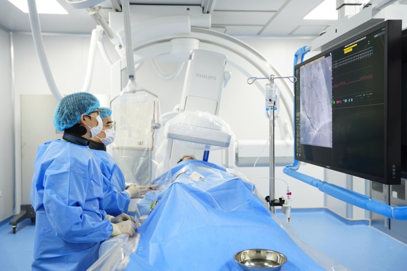 Cứu sống người đàn ông nhồi máu cơ tim cấp dị dạng động mạch vành hiếm gặp- Ảnh 2.