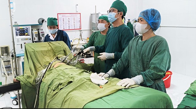 Nam bác sĩ trẻ vừa cầm dao mổ, vừa 'giữ lửa' phong trào ở tuyến cơ sở- Ảnh 1.