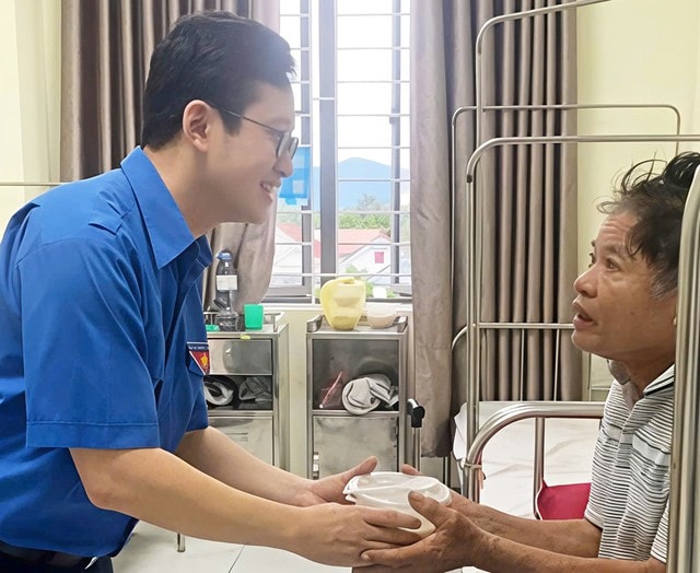 Nam bác sĩ trẻ vừa cầm dao mổ, vừa 'giữ lửa' phong trào ở tuyến cơ sở- Ảnh 2.